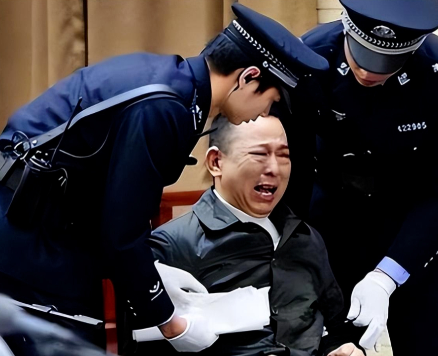 2015年四川刘汉被执行死刑,押赴刑场时眼神迷离神情恍惚