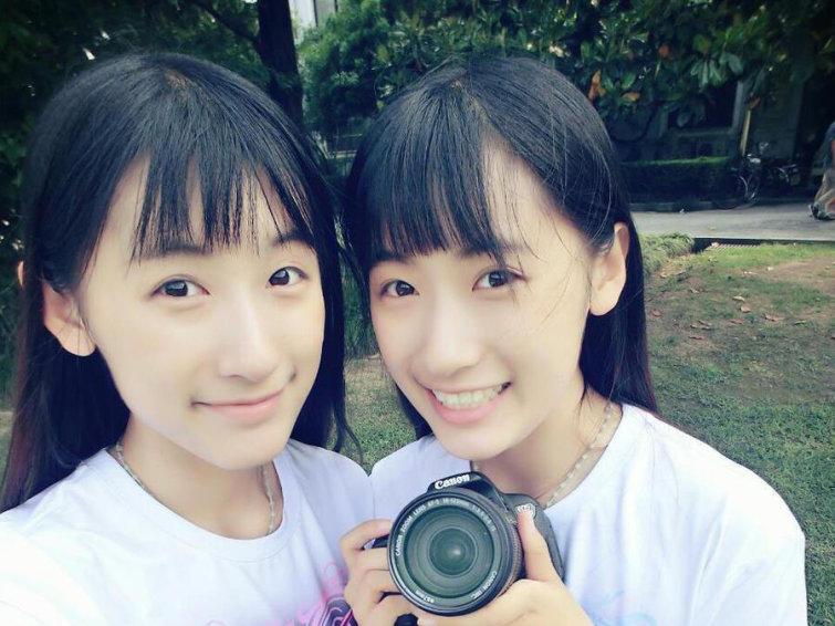 "撞脸奇缘:双胞胎姐妹花的相遇与携手,共绘人生精彩篇章"