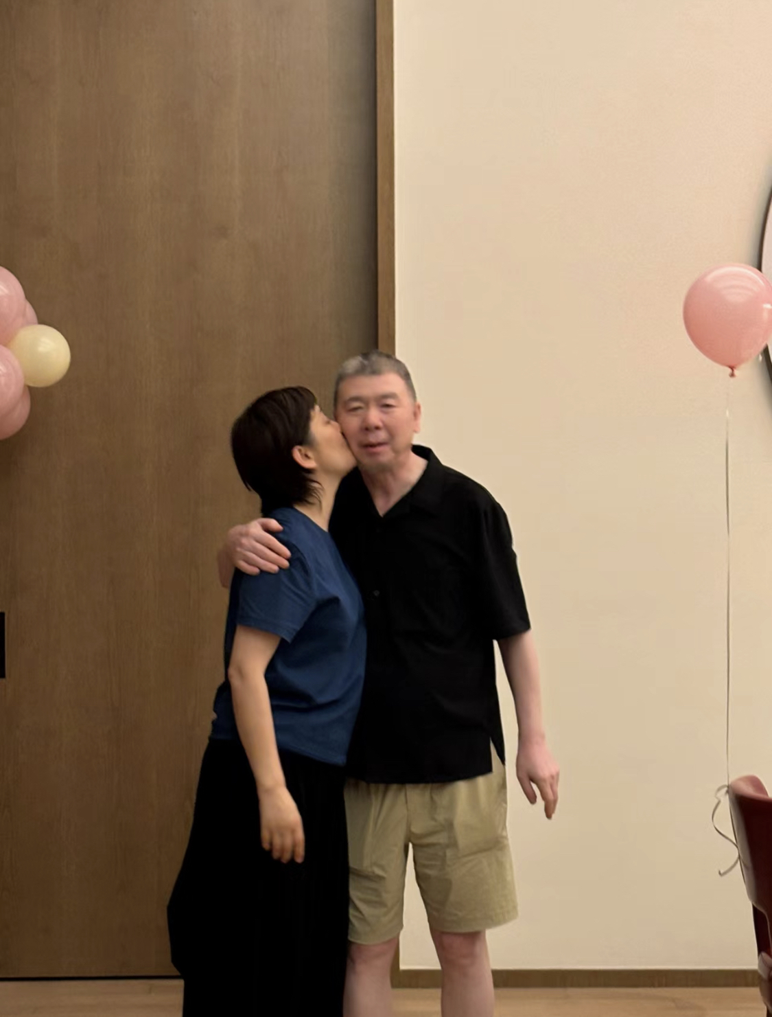 照片中的徐朵越来越漂亮长相越来越像冯小刚和徐帆