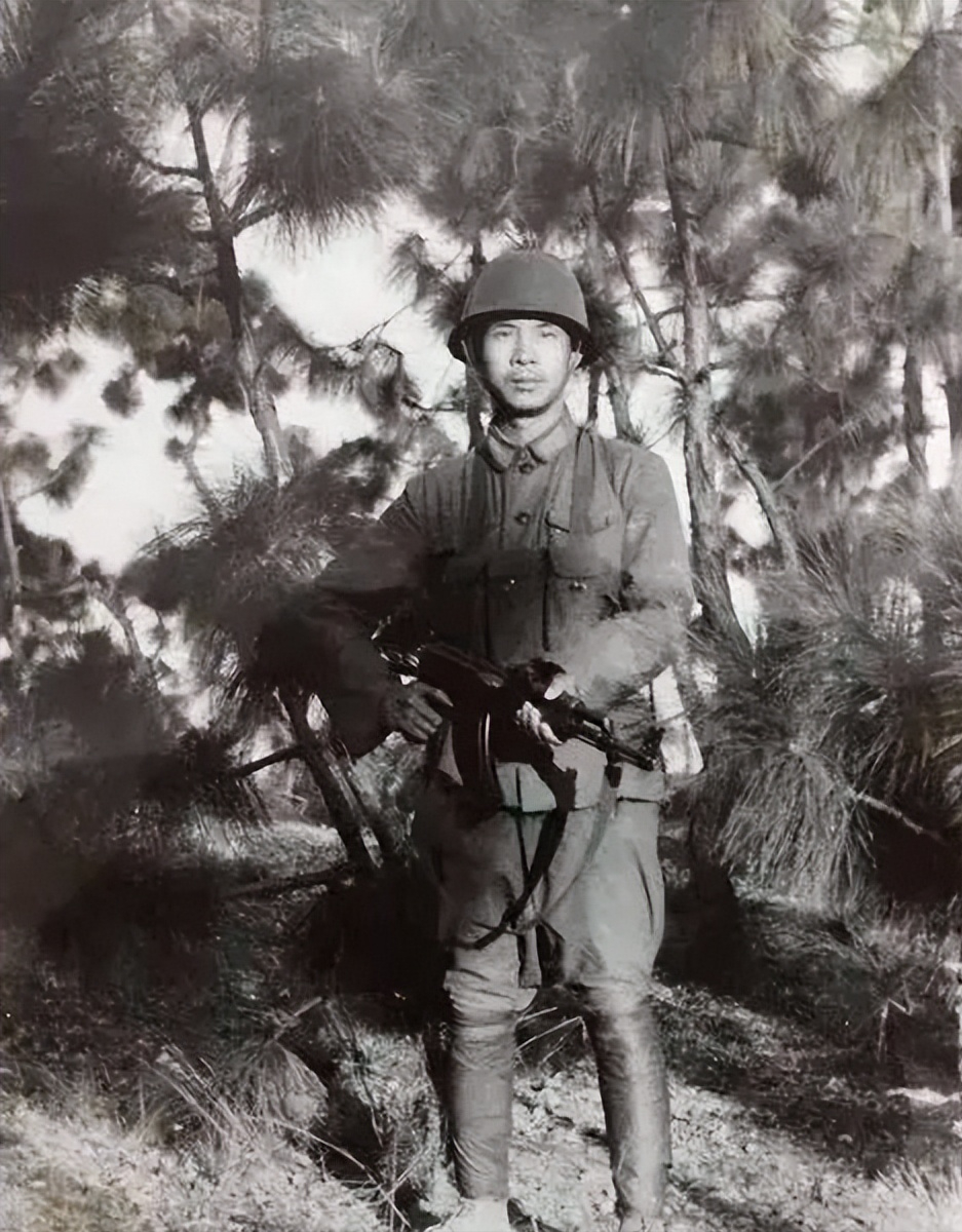 老山第一英雄邢志强,赤裸坚守阵地117天,为何转业到国企做职工