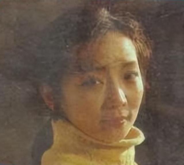 歌唱家李默:暗恋周润发,怀孕后遭家暴离婚,买房被好友骗上千万