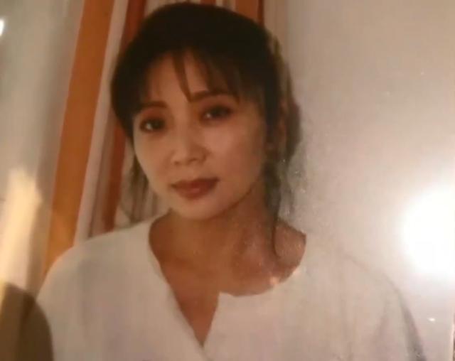 歌唱家李默:暗恋周润发,怀孕后遭家暴离婚,买房被好友骗上千万