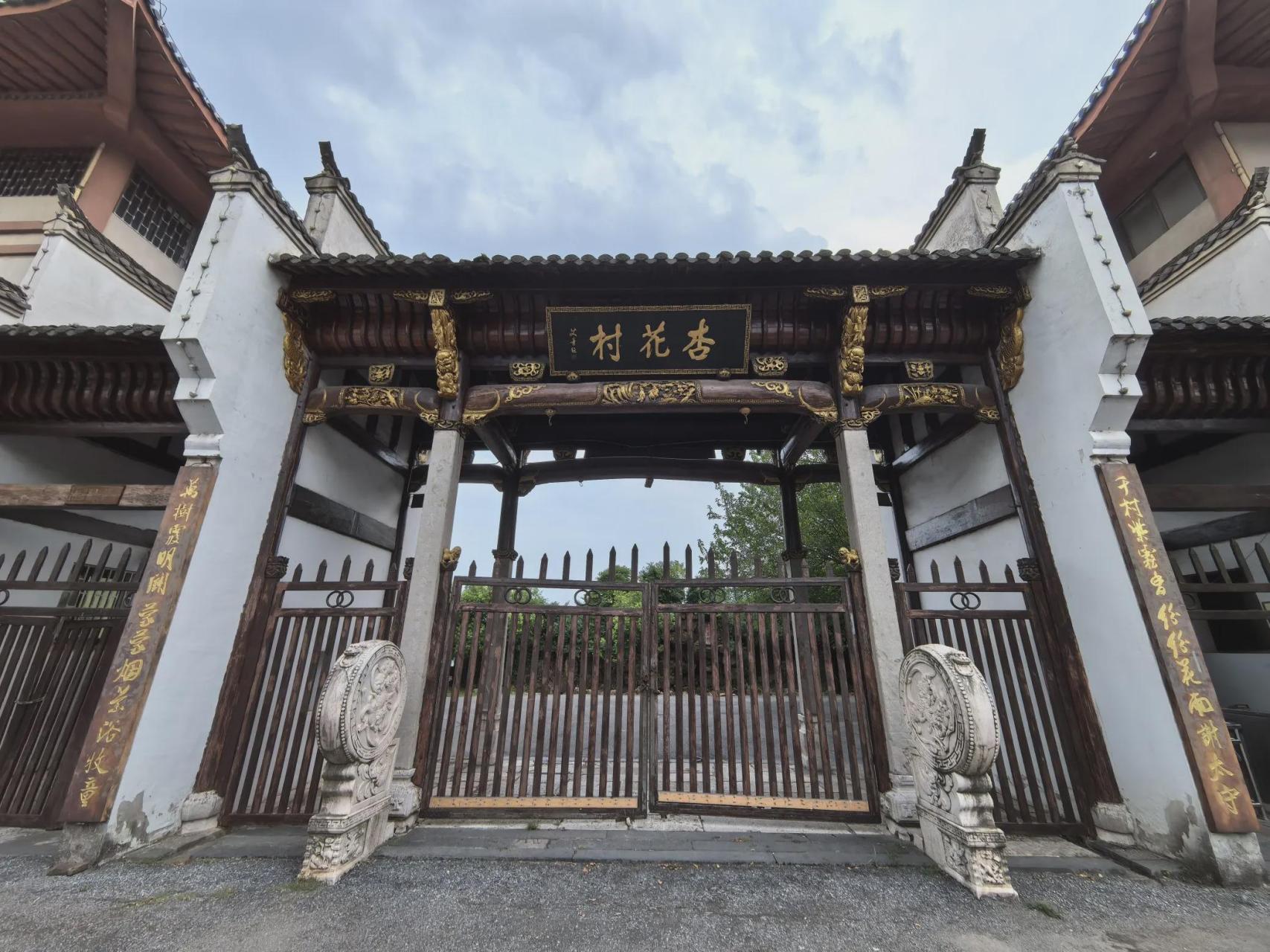 池州杏花村景区竟然如此荒凉!大门上锁,门口没有人影.