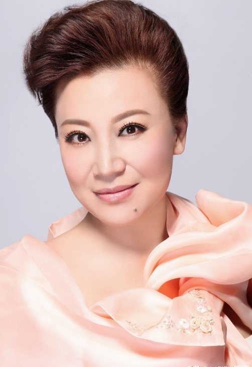 没多久,小香玉带着王为念的家产,改嫁他人