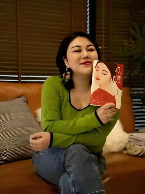 39岁杨天真晒泳装照,健身痕迹明显,举手投足透露着自信