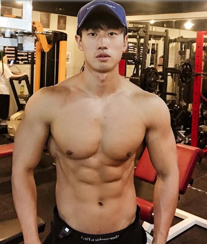 这位小伙来自于韩国,六块清晰的肌肉,和强壮有力的胸肌.