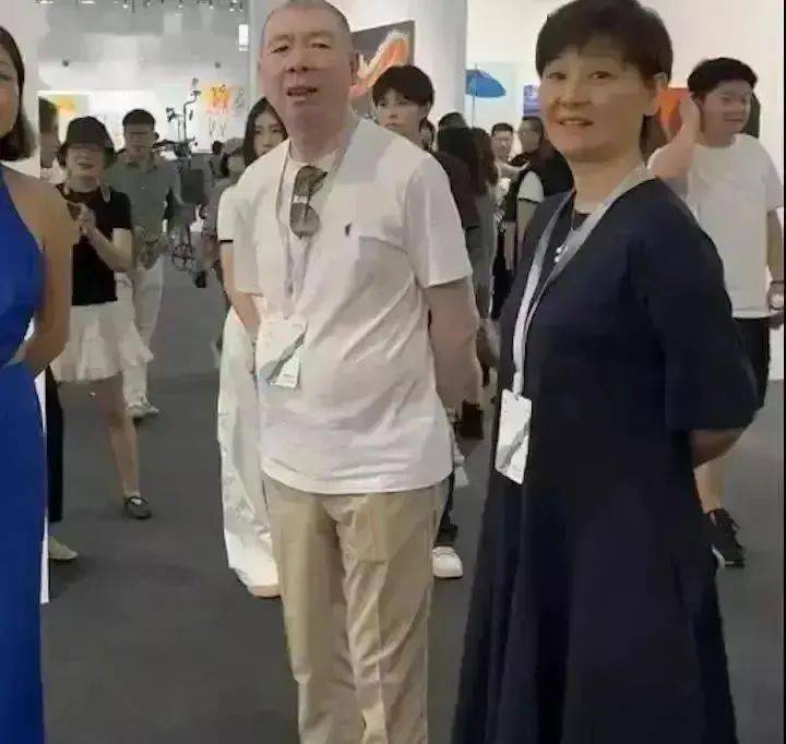 路人晒徐帆合影,她直接素颜露出额头,皱纹很多但自信大方,坦然面对