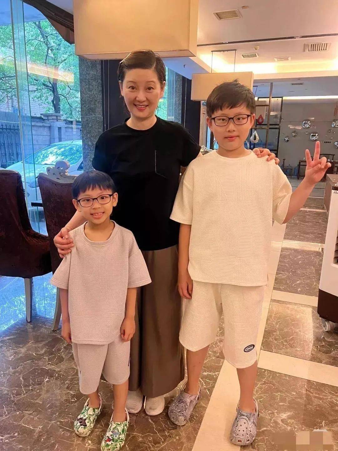 路人晒徐帆合影,她直接素颜露出额头,皱纹很多但自信大方,坦然面对