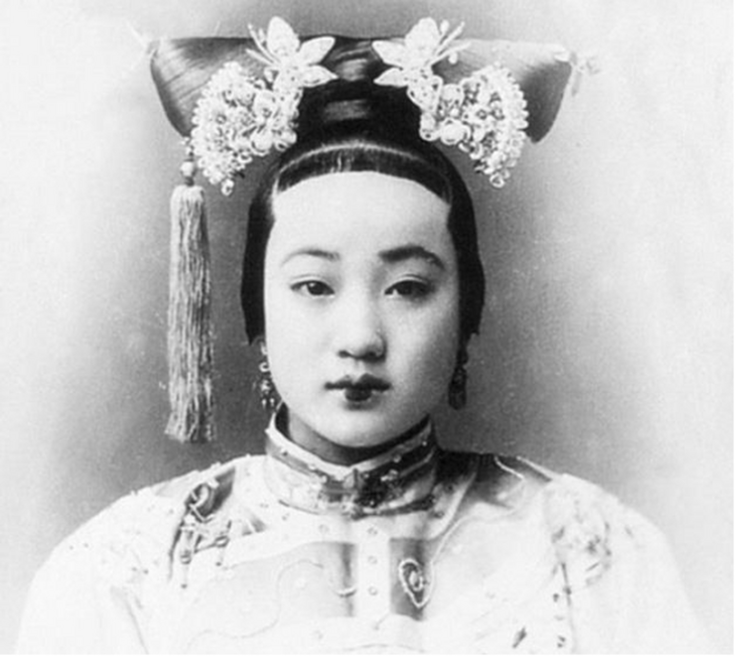 1901年,珍妃的遗体被打捞上来,珍妃的弟弟志锜,跪在井边,看着面目全非