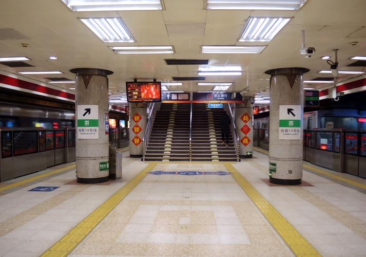 太尴尬!妙龄女子公然解决内急,北京地铁站一号线没有厕所?