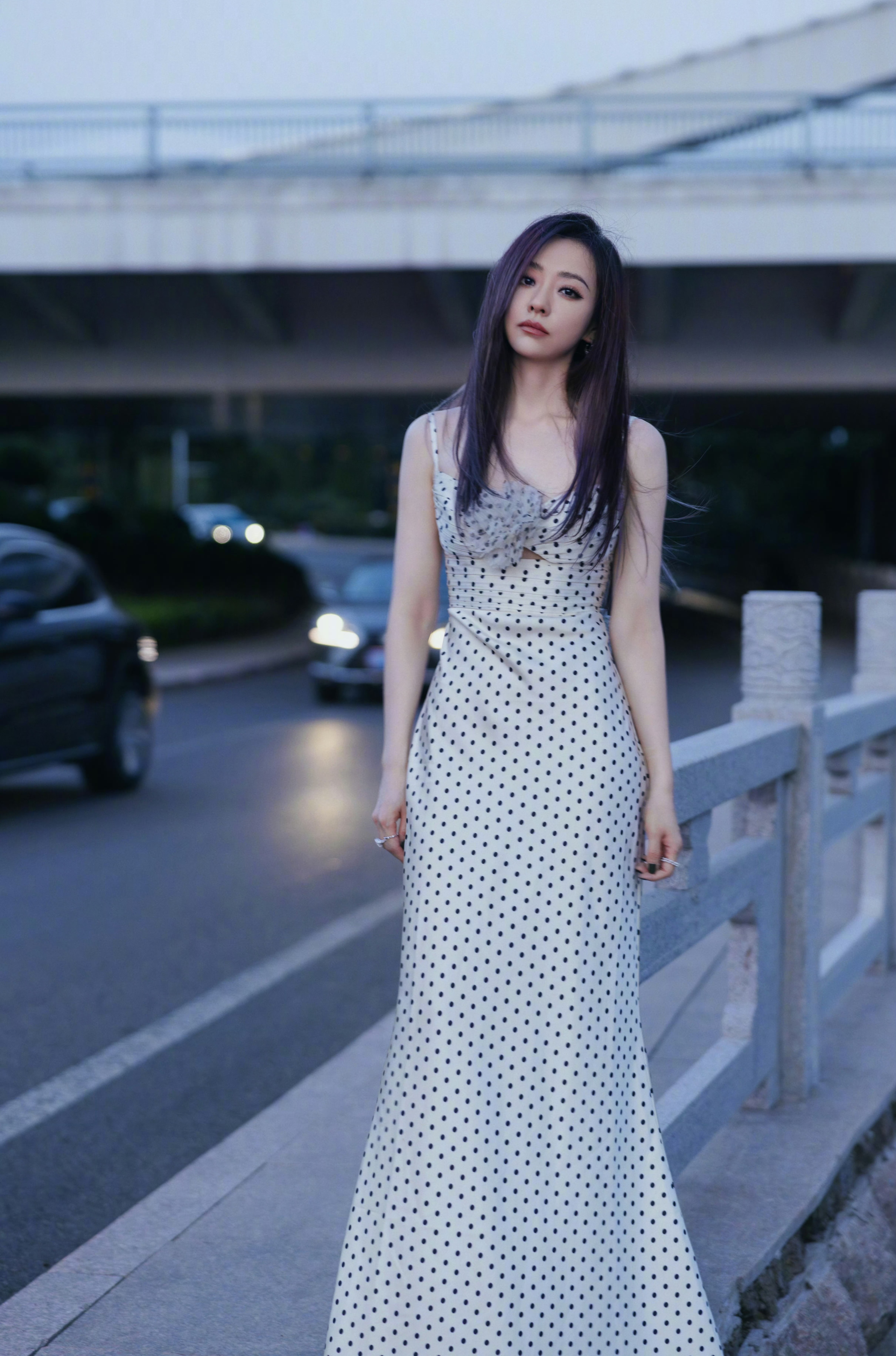 张靓颖,白色波点吊带连衣裙,街边小风景,真美!
