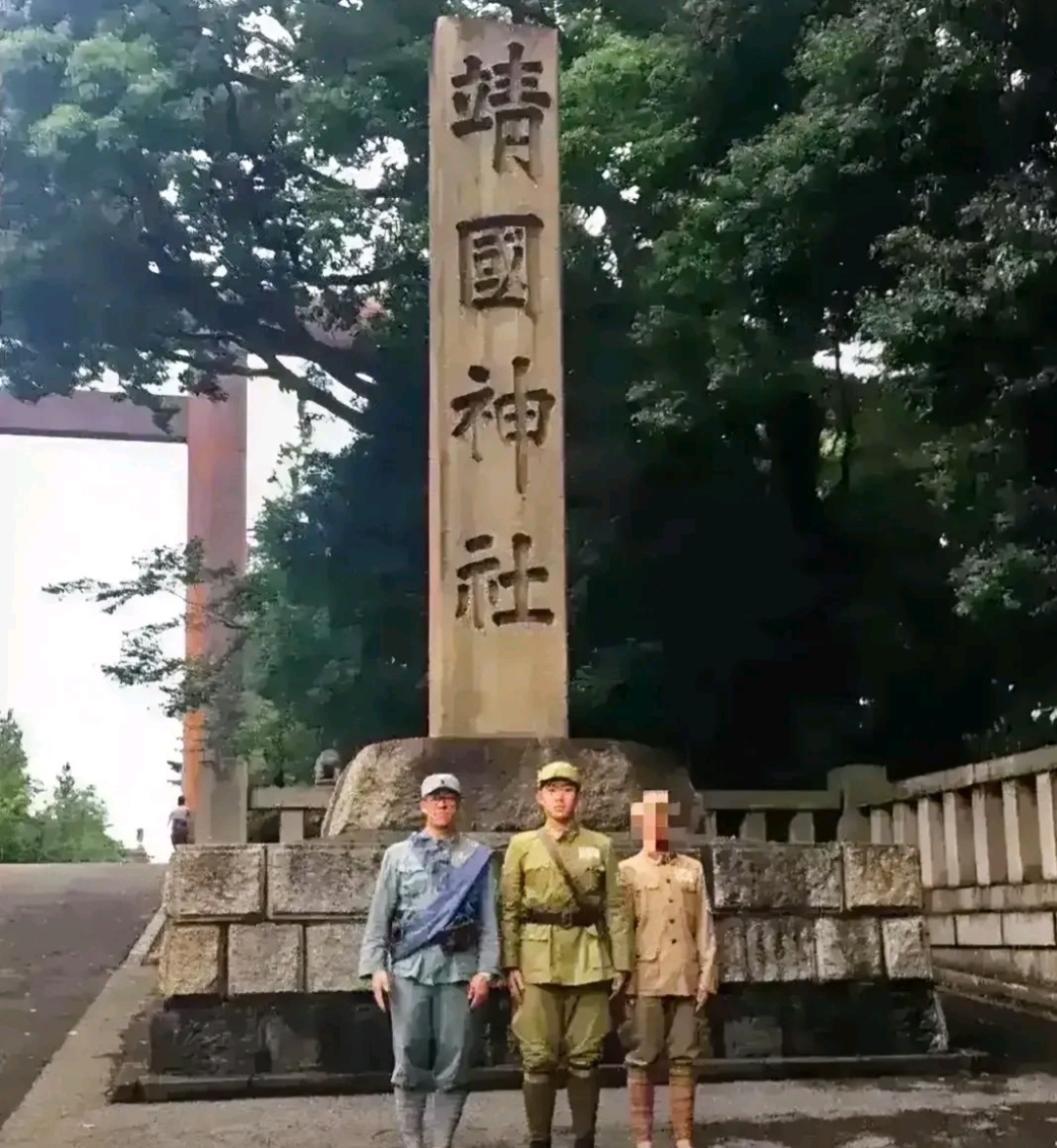 三个中国留学生在日本靖国神社前的照片火了