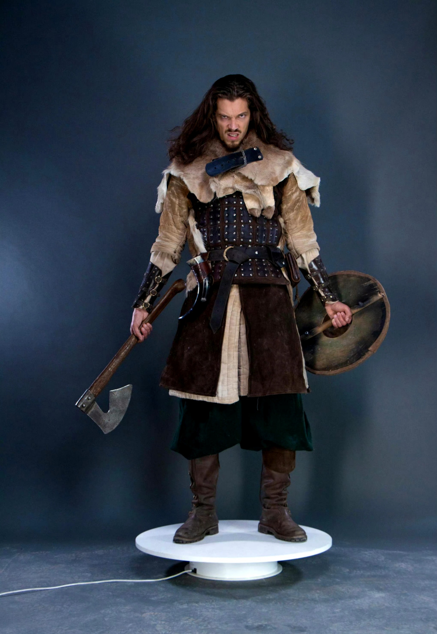 分享一组北欧维京人复原照片,展现了当时的服饰与武器,服装用皮毛制成