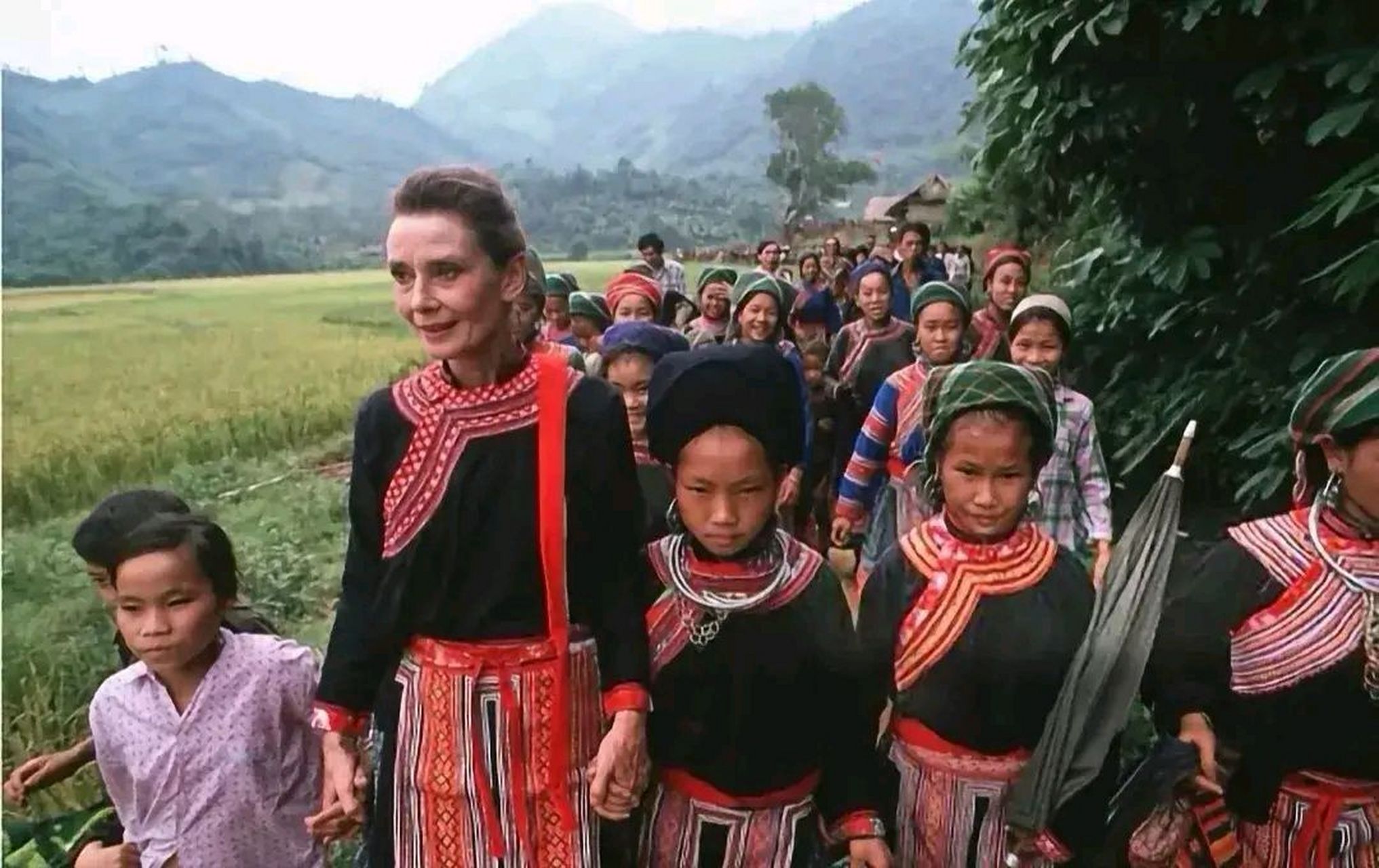 晚年穿着民族服饰和小朋友们在一起的奥黛丽赫本,晚年的奥黛丽赫本