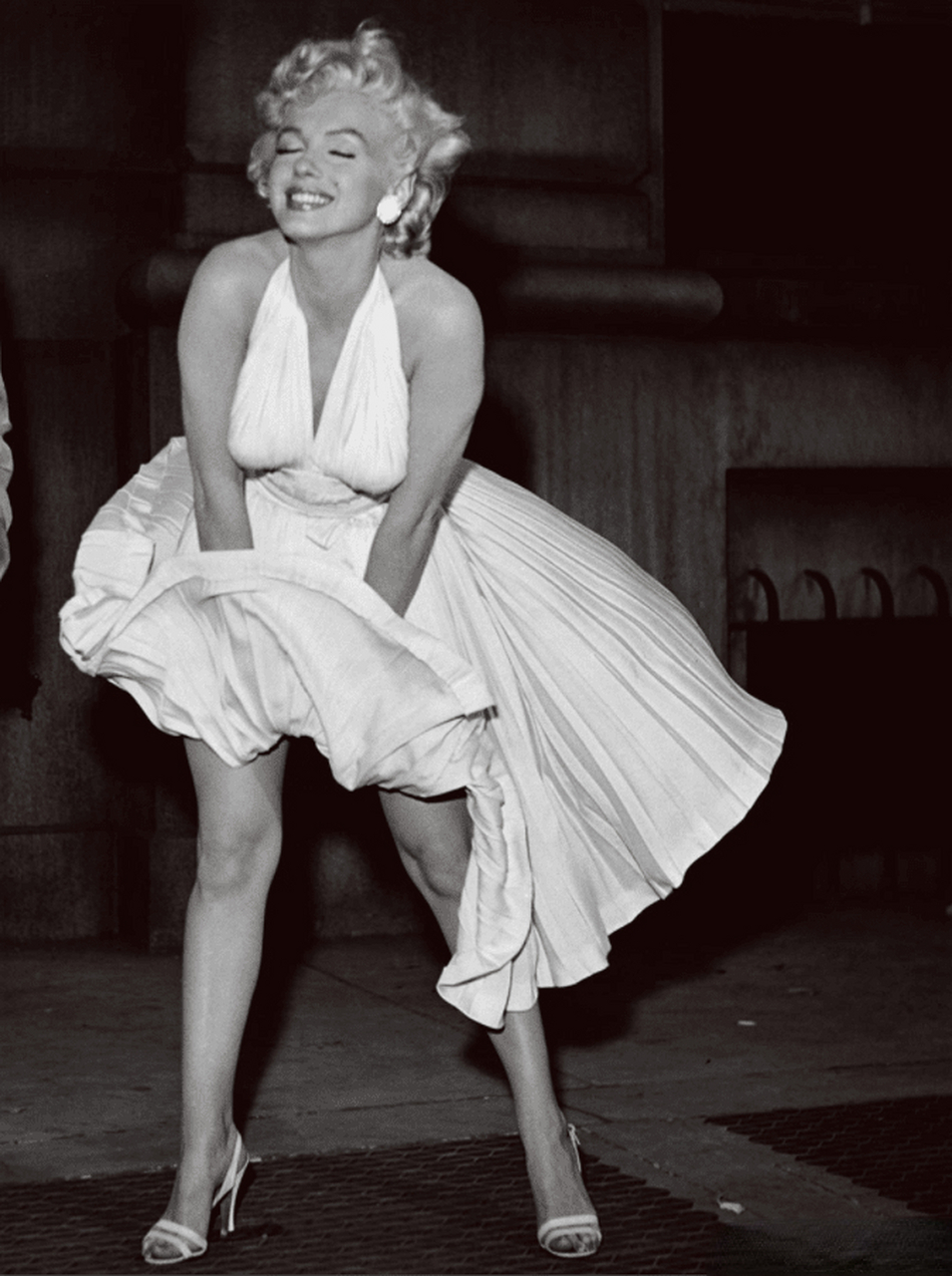 玛丽莲梦露在电影《七年之痒》中的经典画面,这一白裙飞舞的动作成
