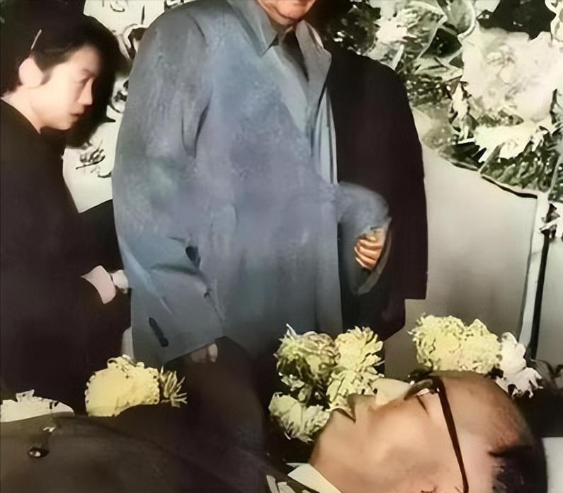 他皱了皱眉头,手举钢笔,紧握住那张拍摄于当日傍晚