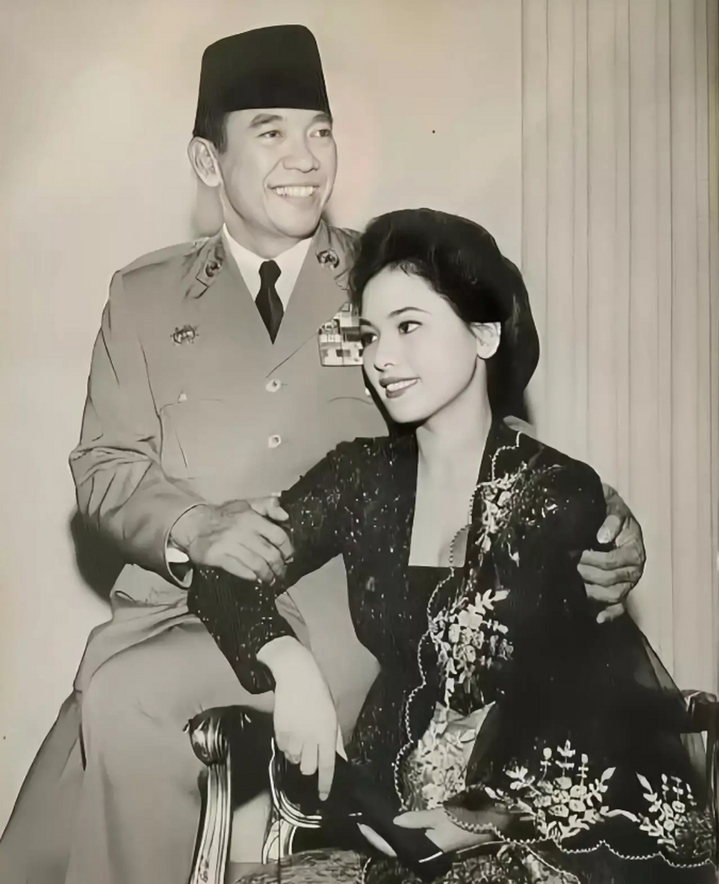 印尼前总统苏加诺与他第四任妻子黛薇夫人的亲密合影,照片中苏加诺穿