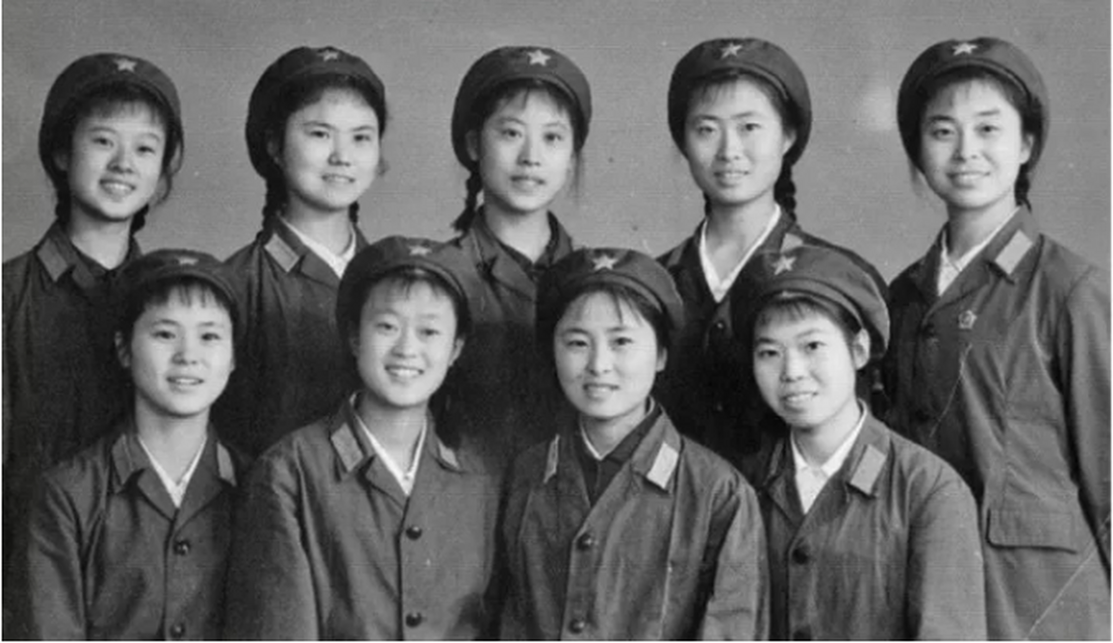 六七十年代的穿着65式军装的女兵们合影,个个青春靓丽