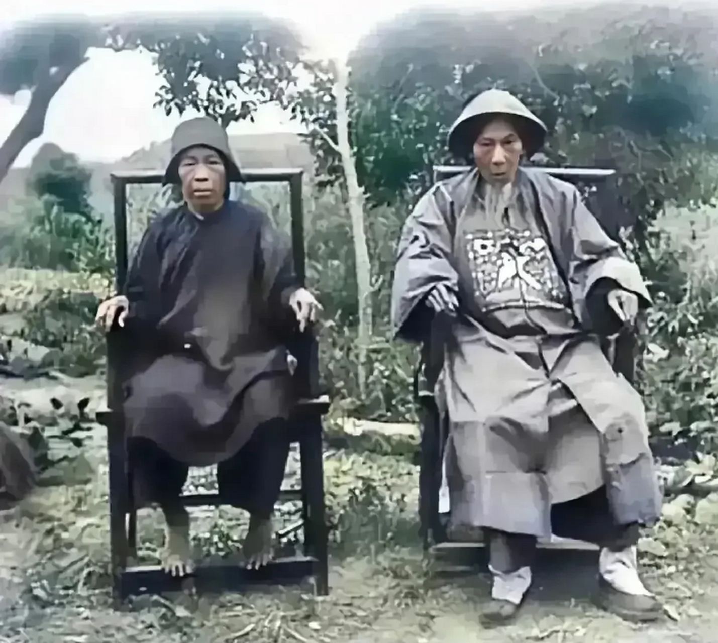 晚清时期,一位县太爷和他妻子的合影