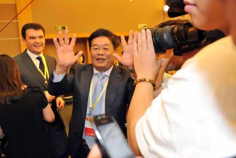 "曹德旺说:"这个钱,我来出."没想方丈又改口说需要2000万