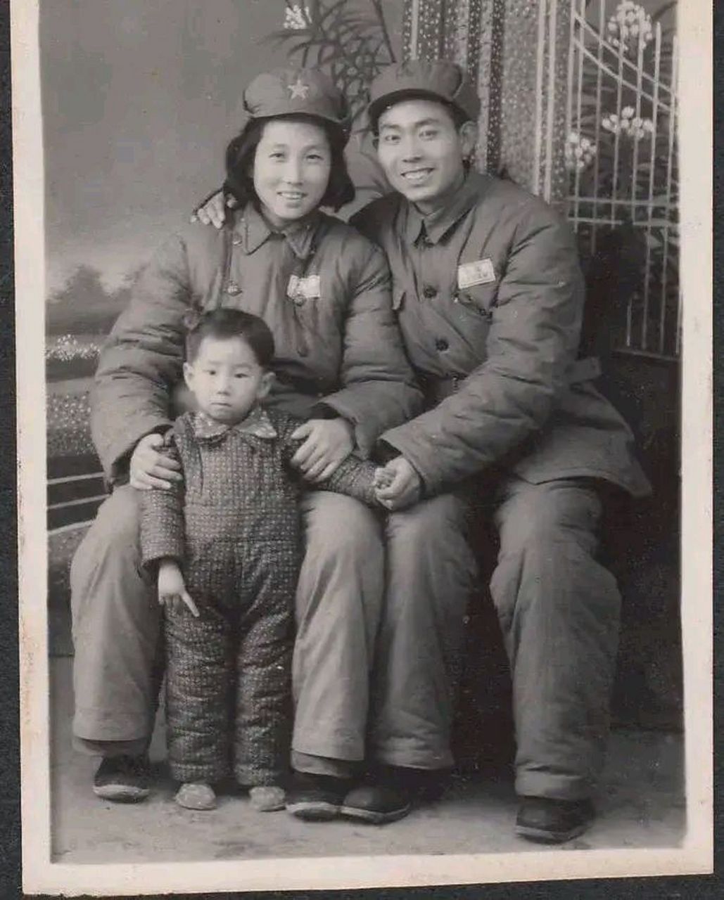50年代一个军人家庭在照相馆拍摄的幸福全家福,照片中夫妻俩穿着整齐