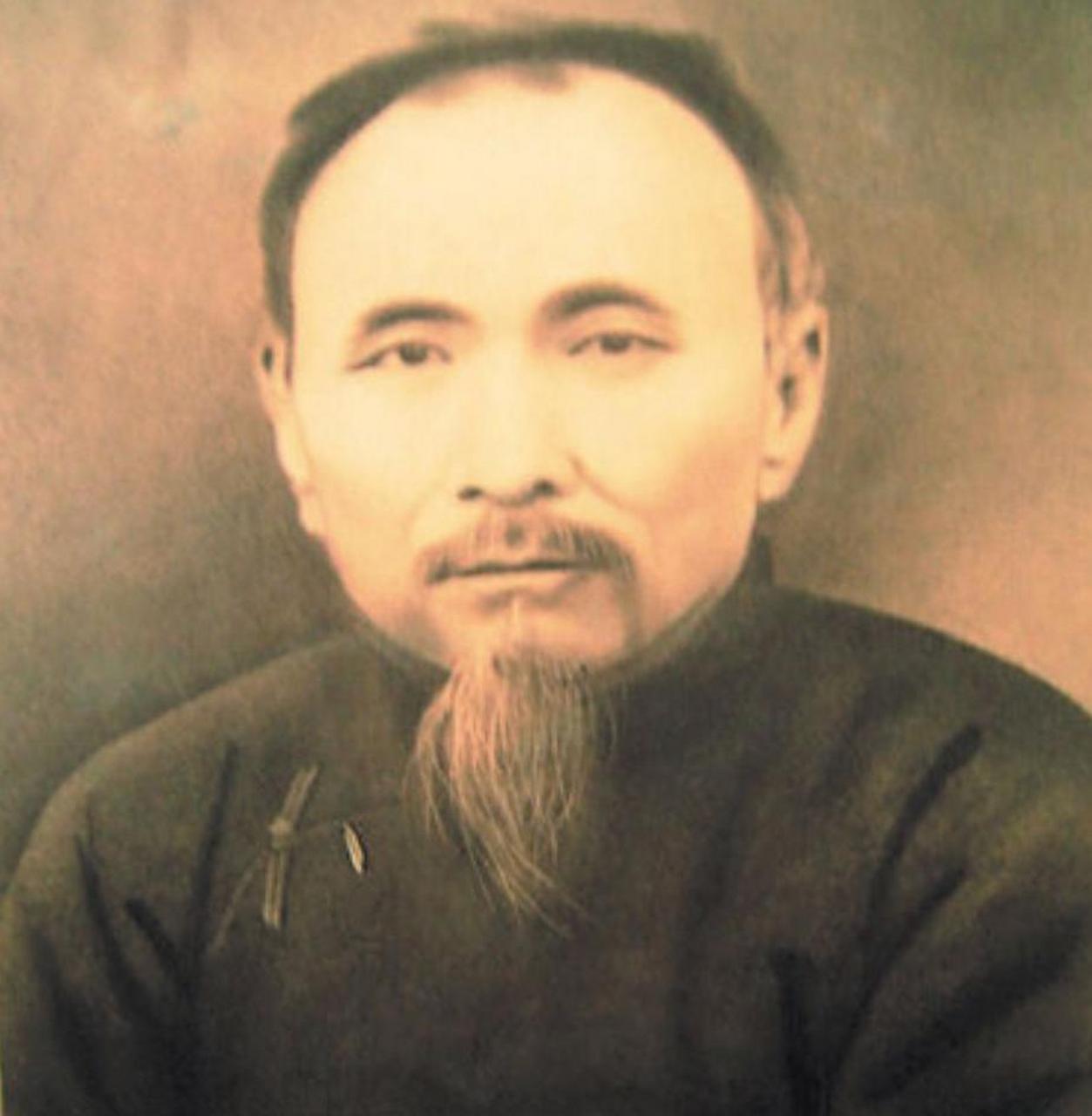 图中人物是中国近代著名的武术家杜心五,人称南北大侠