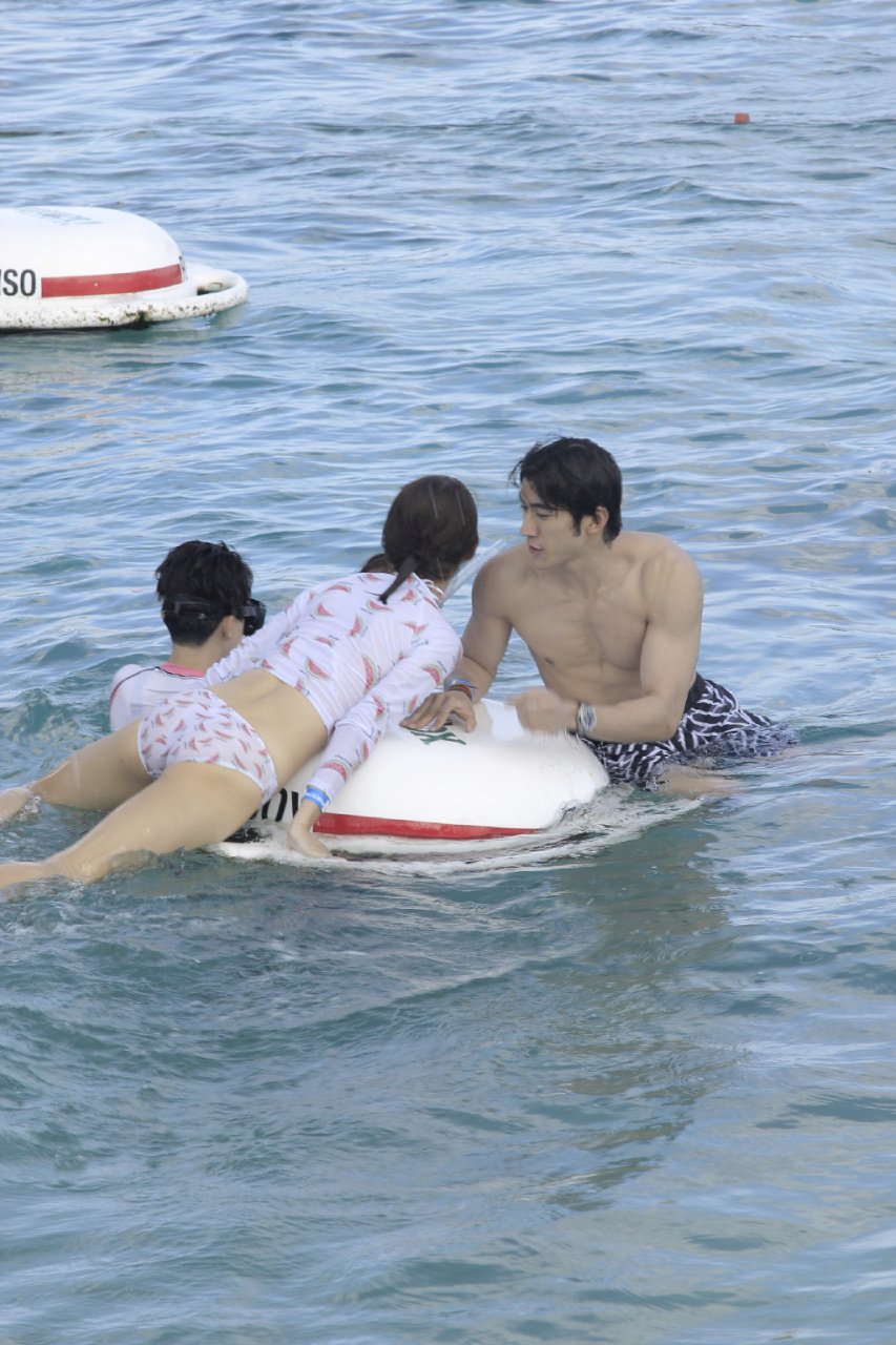 金晨花样姐姐剧照,单从背面看身材还是很ok的