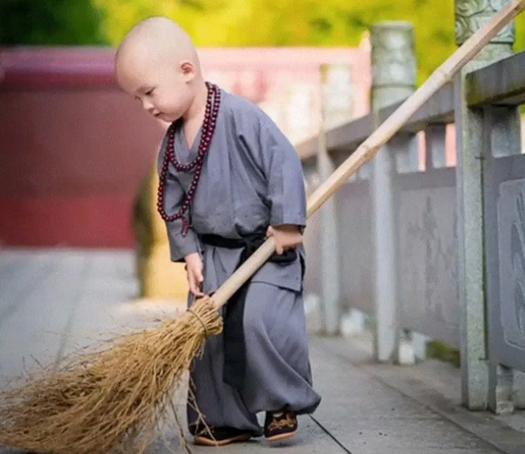 古时,有一个小和尚下山化缘,走了一年都没有回来,老和尚便下山寻找