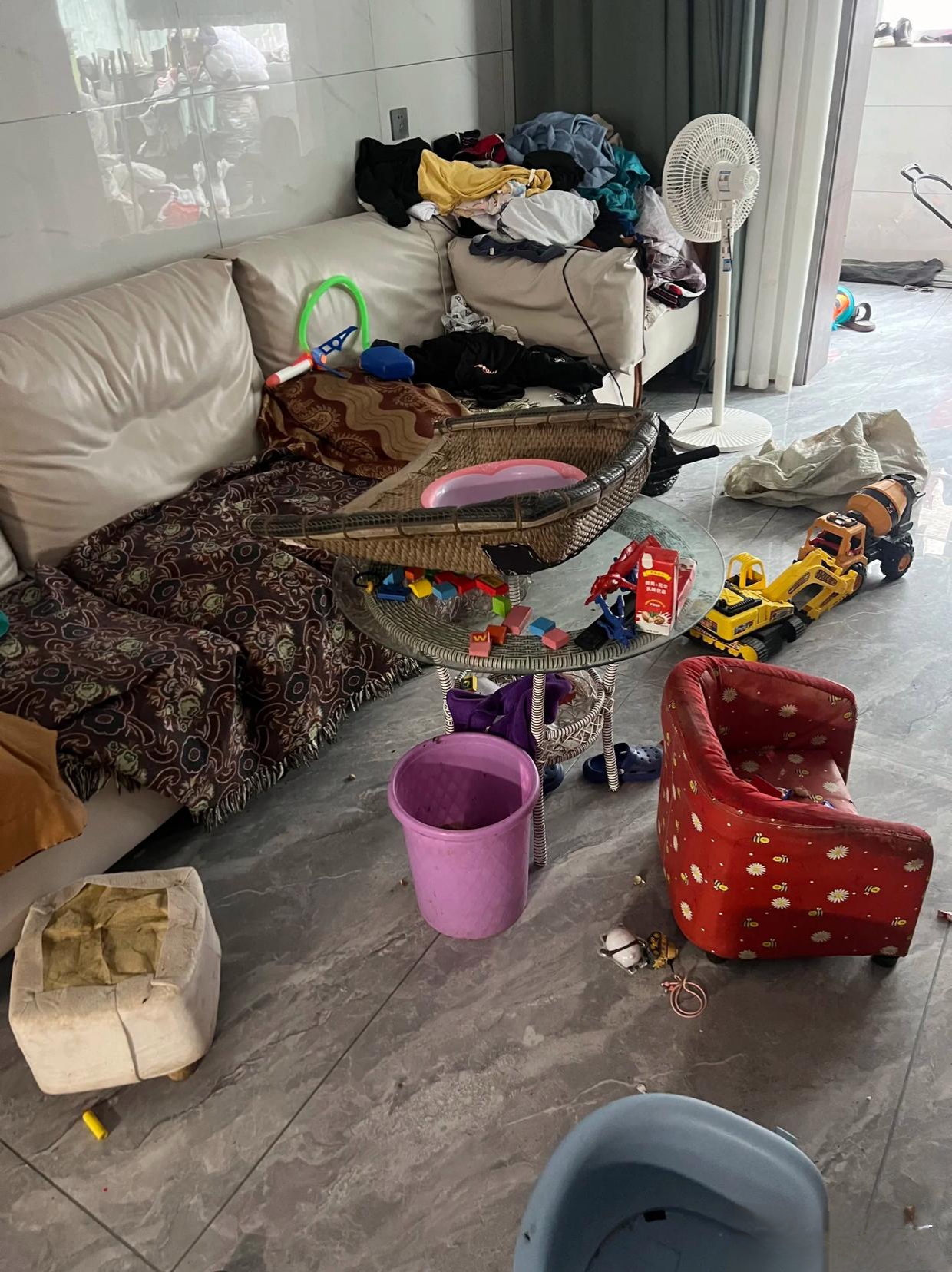 我就不懂了现在的老人为什么还什么垃圾都往家里堆?真心不想住一起了?