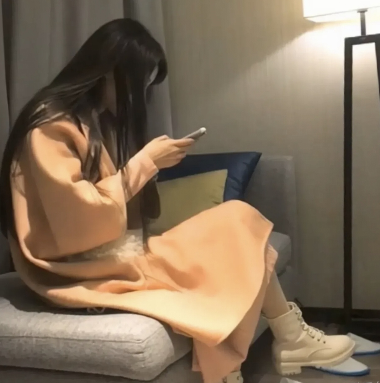 为什么都喜欢先坐沙发呢?网络美少女分享 甜美气质美女