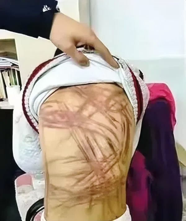 此行为严重侵犯孩子人身权利,践踏家庭伦理道德,虽法律明确禁止家暴