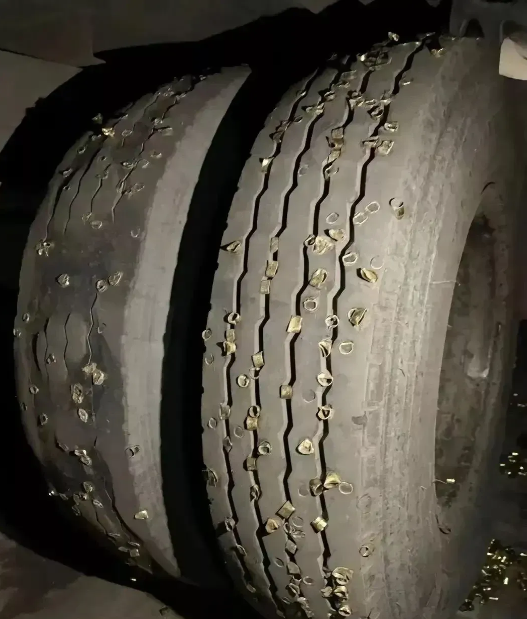 他驾车经过纳溪方向石龙岩路段时,大货车发生了爆胎,本来以为是一起普