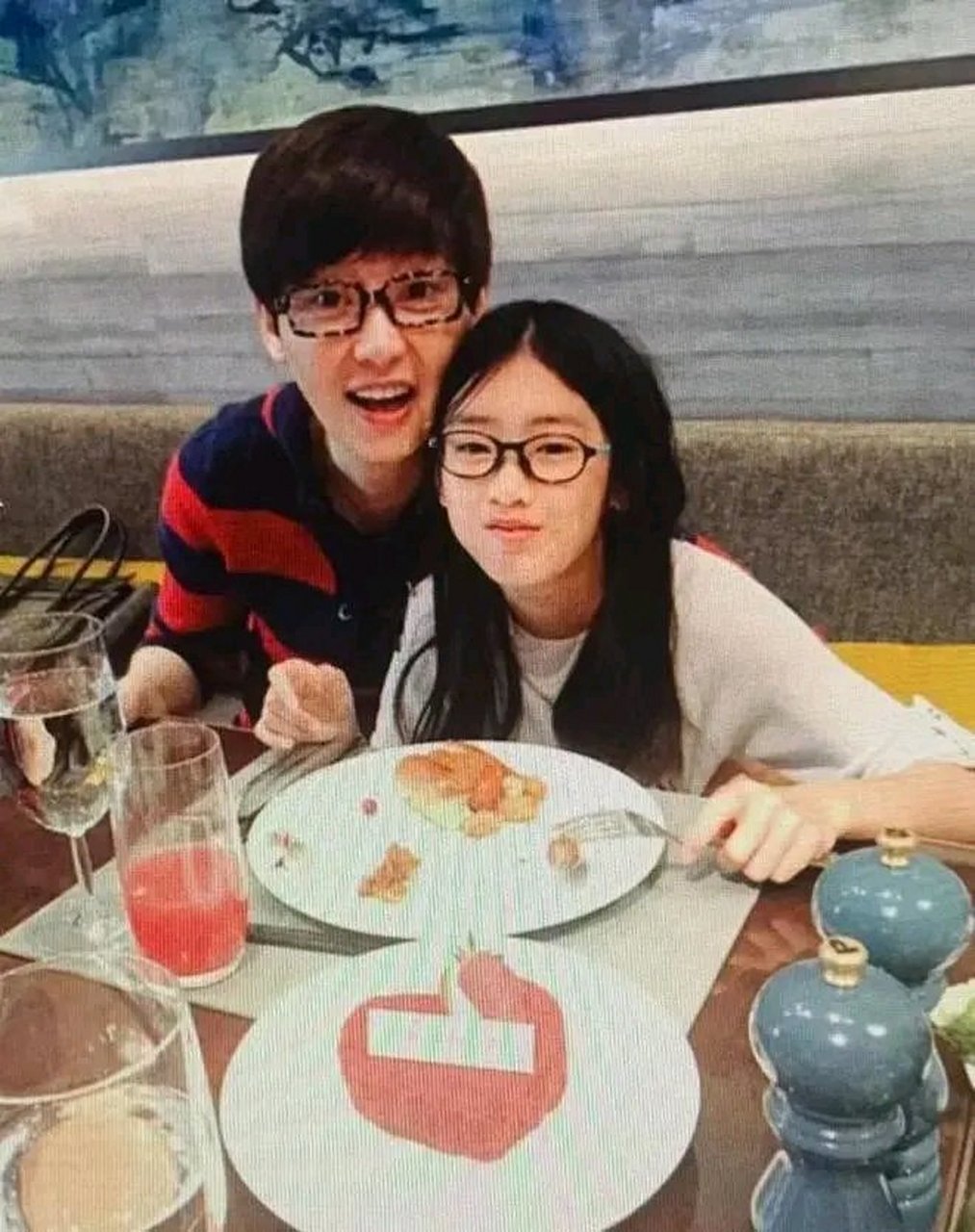 57 岁的徐帆幸福满满,66 岁的冯导头发胡子花白.