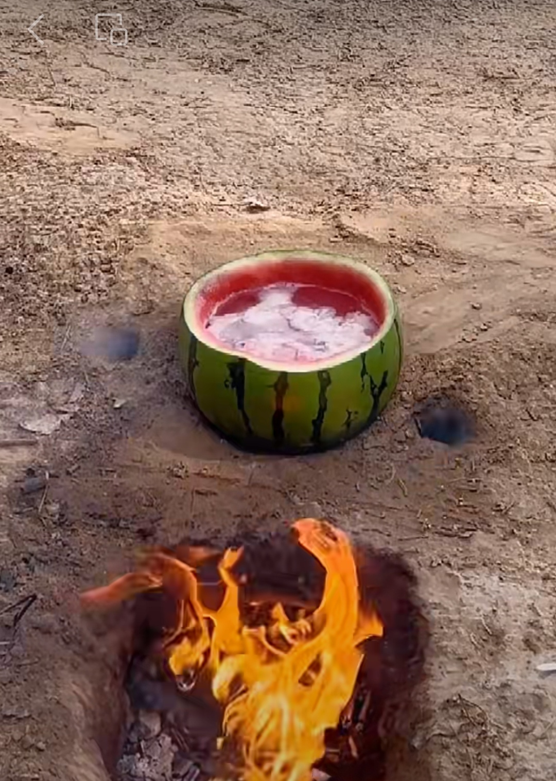 去野外度假打好灶坑点着火却发现没带锅这小脑瓜一转把半个西瓜皮
