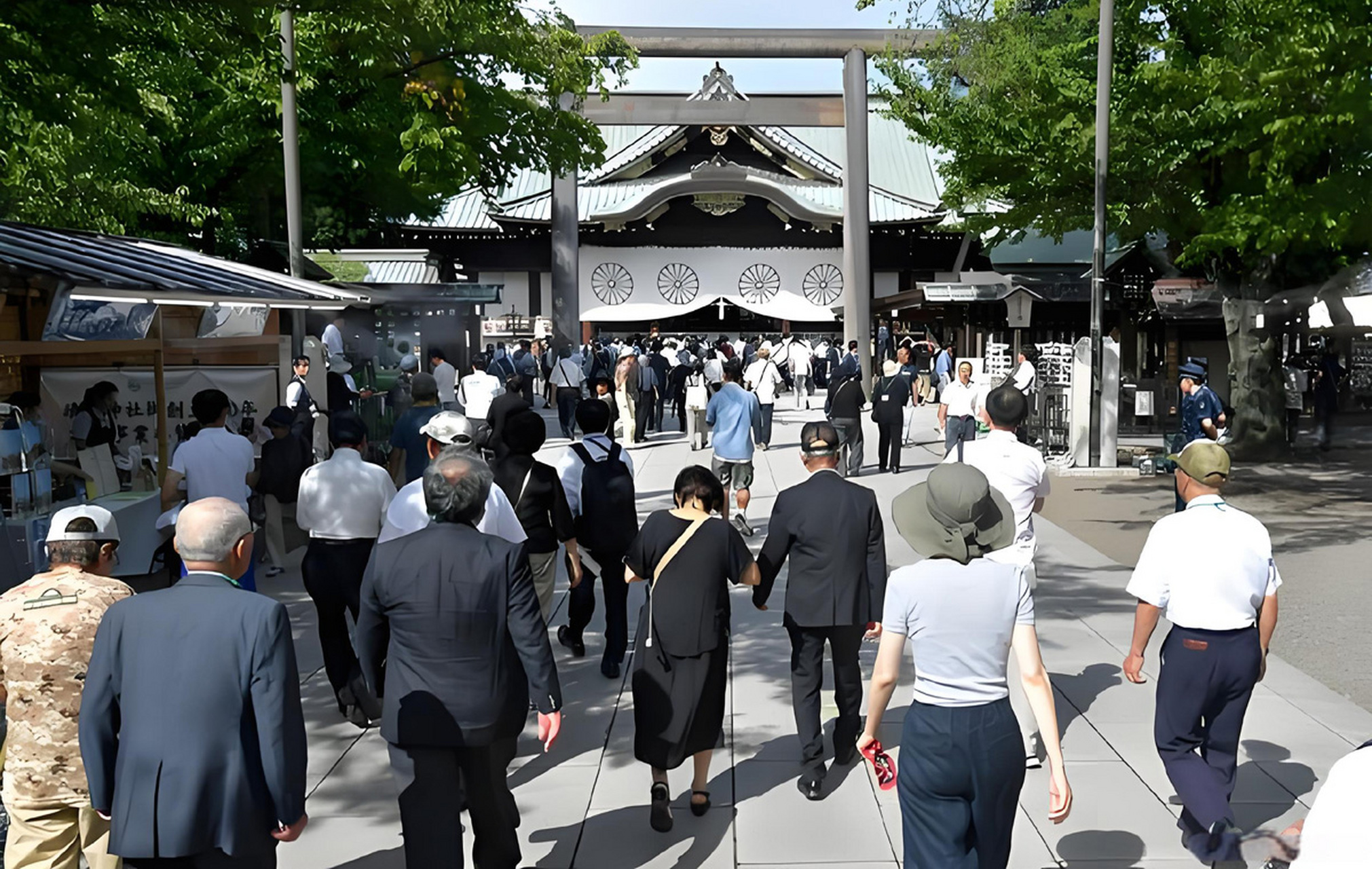 位于日本东京的靖国神社,入口附近的石柱,再被发现有涂鸦,内容包含
