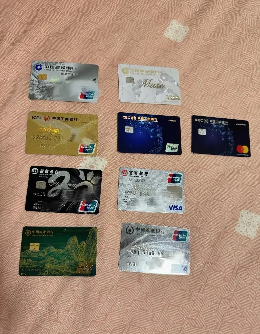 为了脱身,她不得不倾尽信用卡余额支付费用