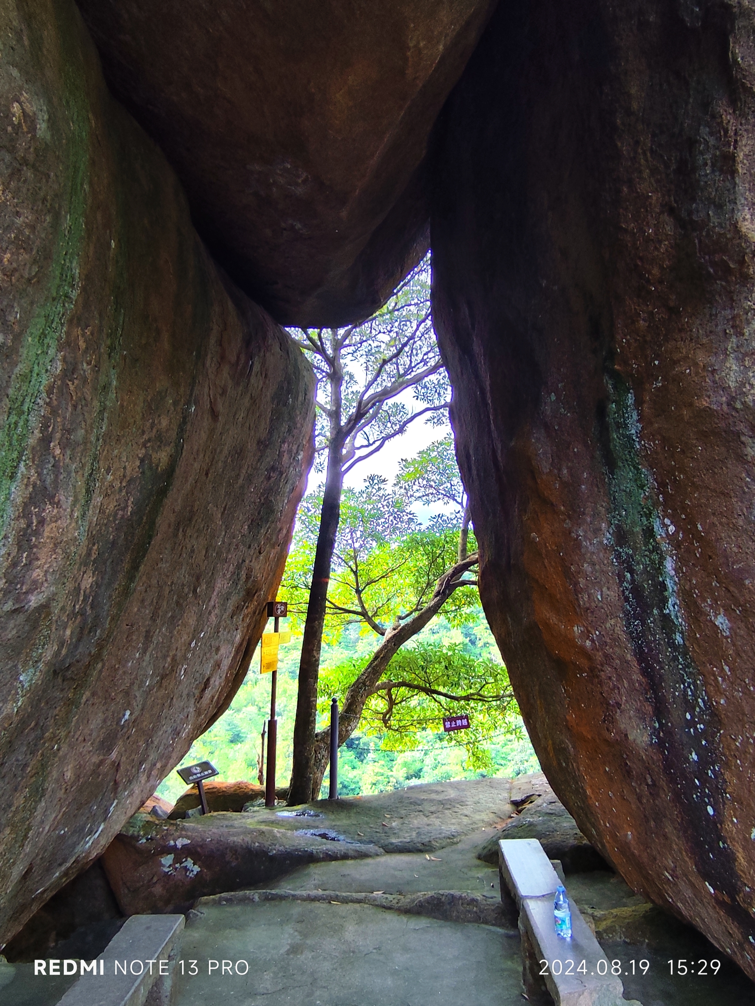 石聚堂位于苍南县城西四公里,灵溪线上,西接玉苍山,北连南雁荡山,在玉