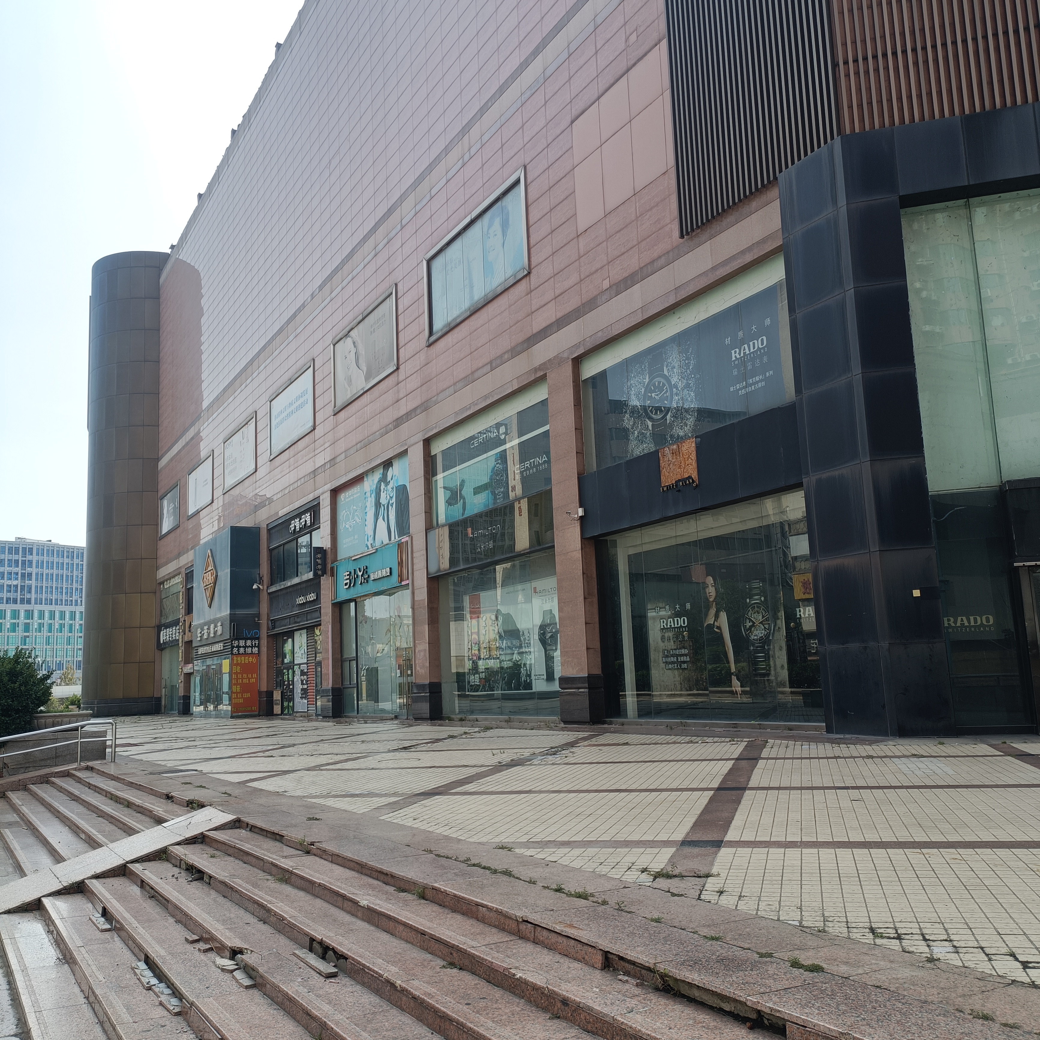 上世纪九十年代初期,曾在郑州二七塔商业区一领风骚的华联商厦,如今是