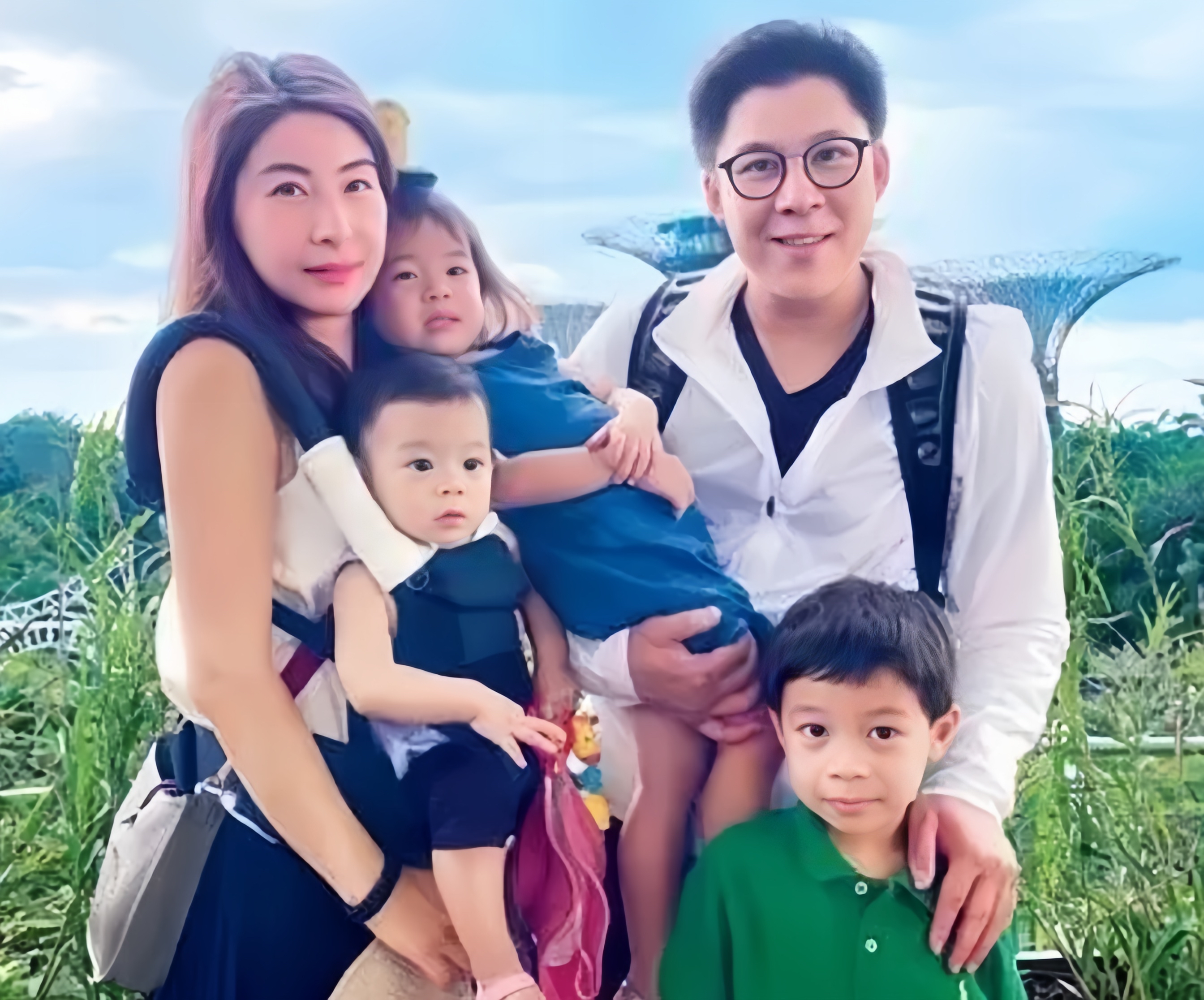 瞧瞧郭晶晶和霍启刚这对恩爱夫妇带着孩子外出旅行,每次的合照中,一