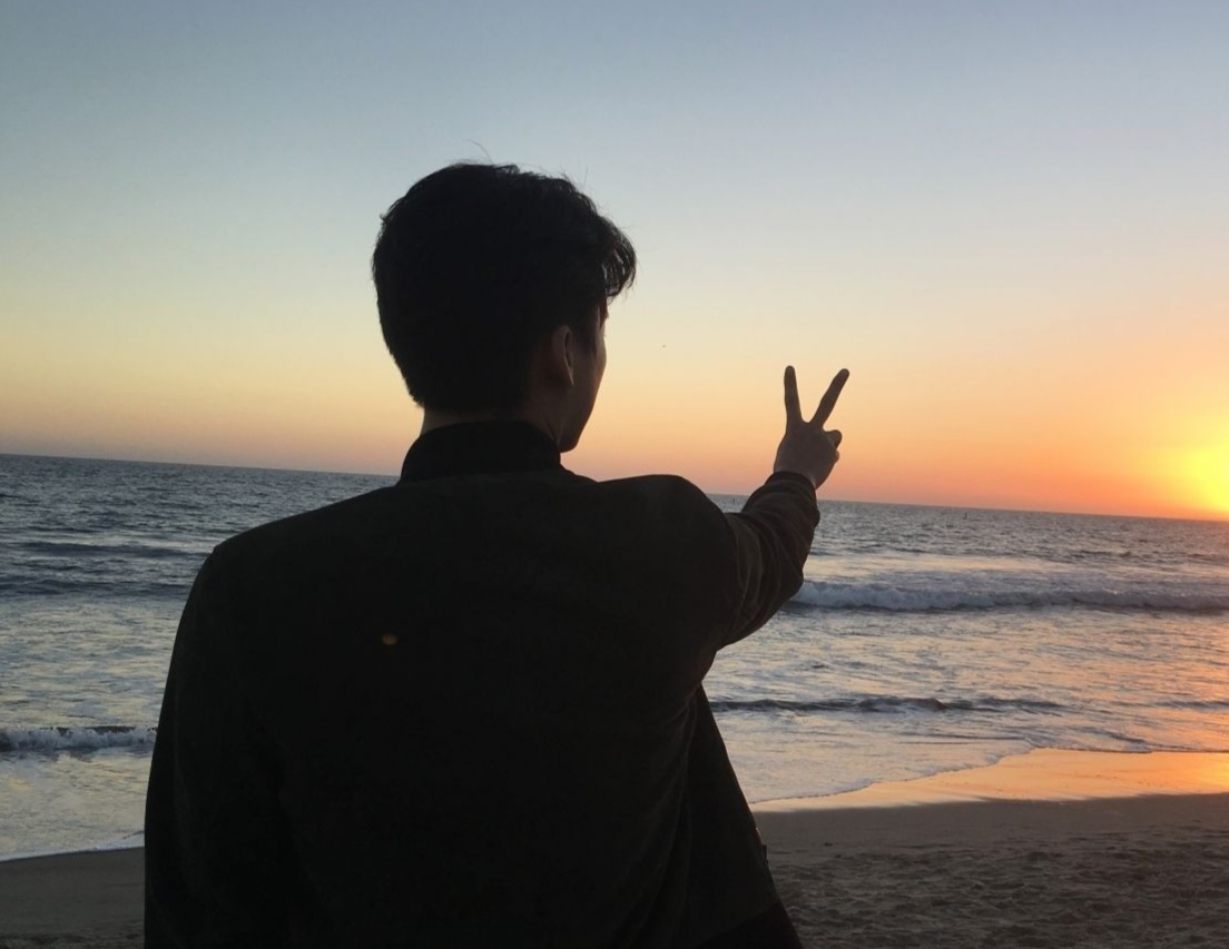 男生短发背影男生夕阳背影头像抬头望天空男人头像转身的图片男生头像