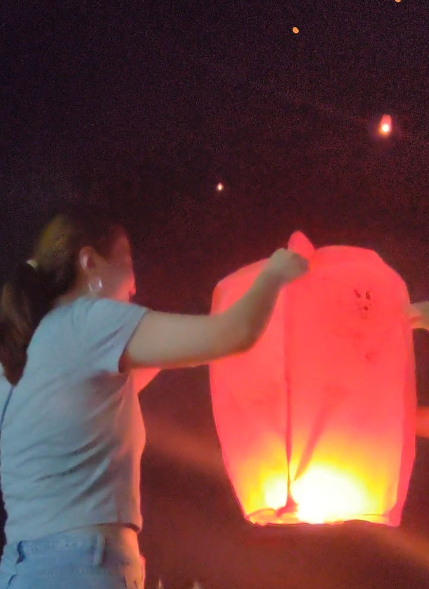 孔明灯是一种古老的汉族手工艺品,最初被用于军事活动