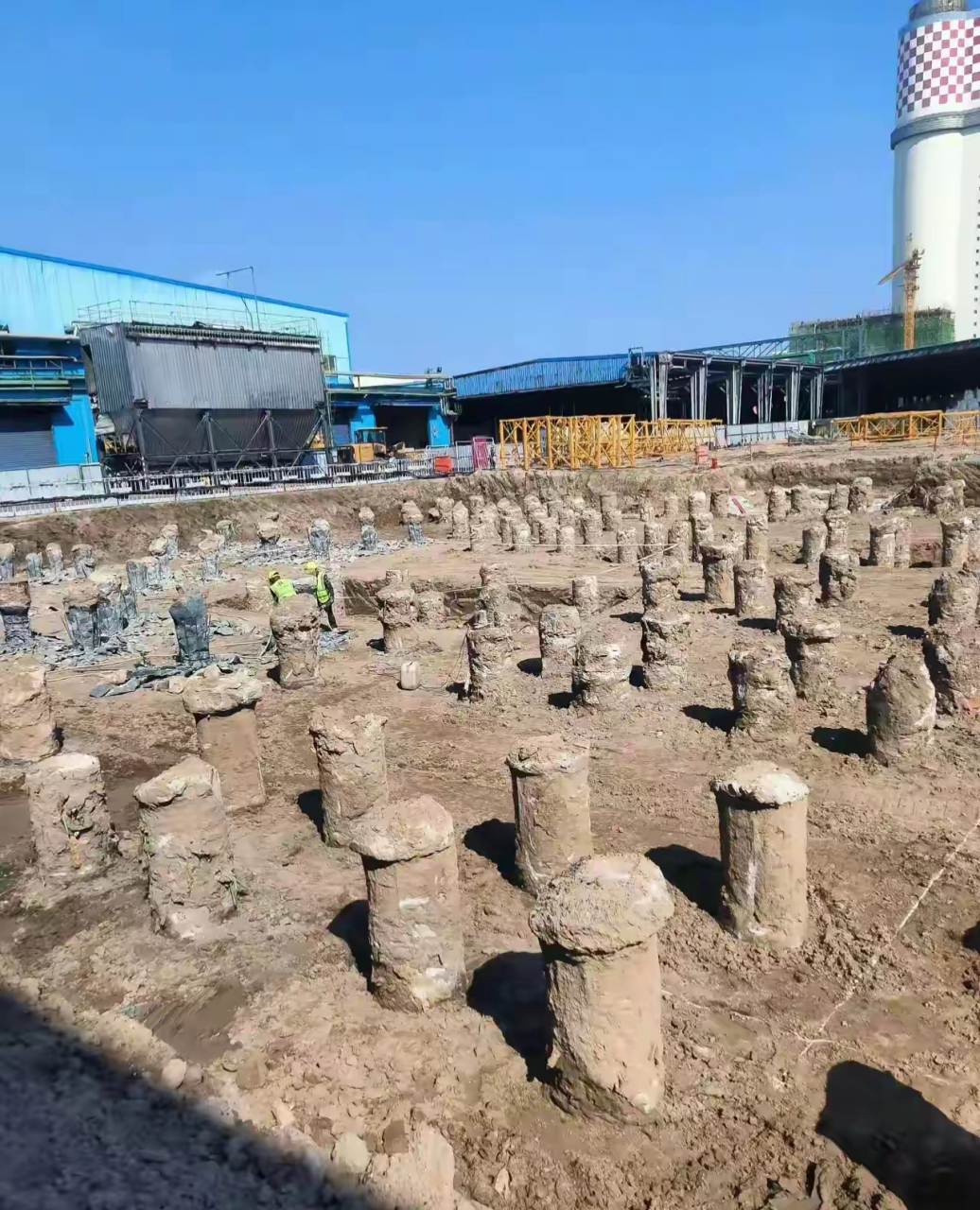 昨天找了几个人来工地上破钢筋混凝土桩头,一个桩头直径50公分,高度80