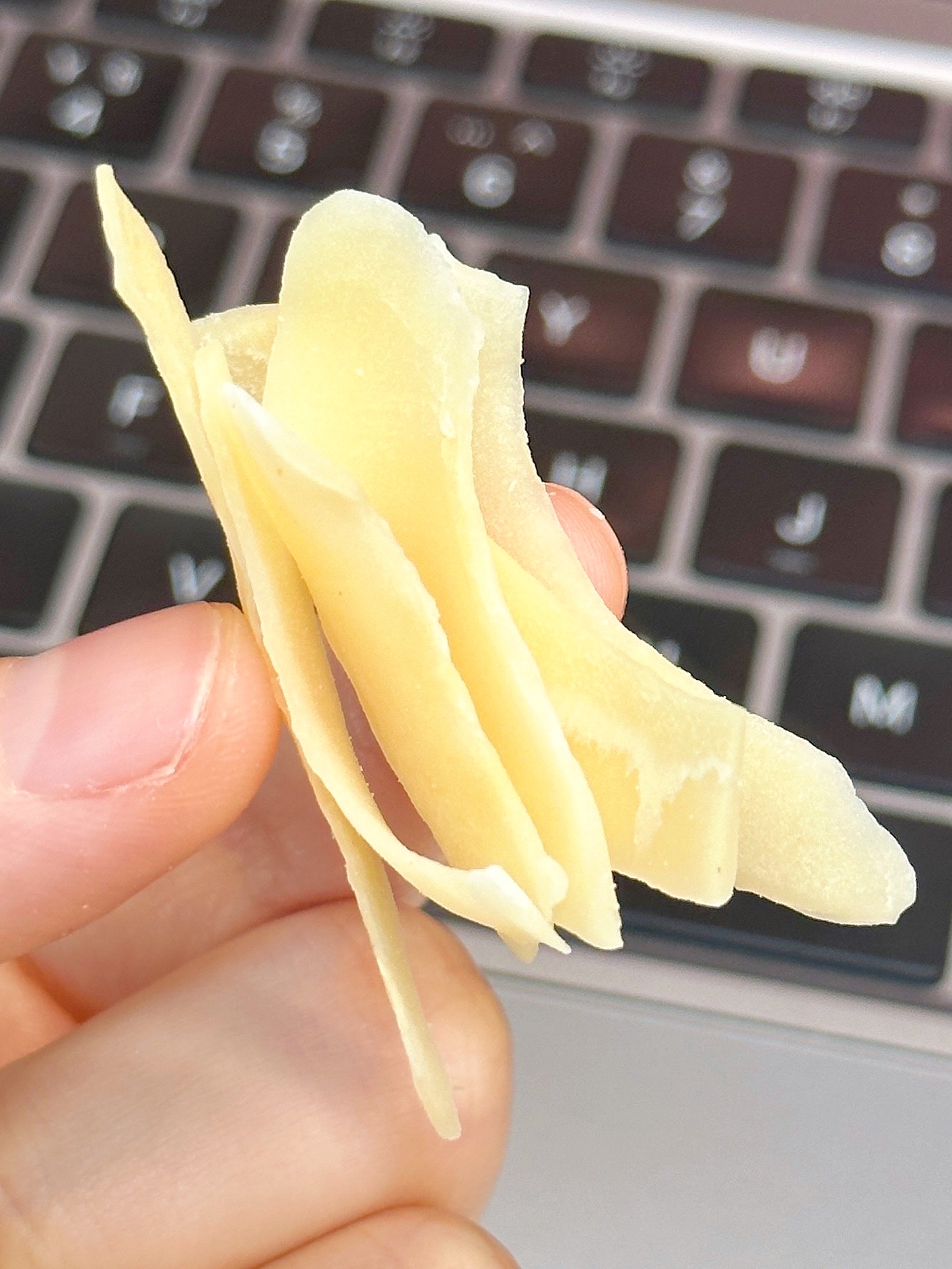 椰子控不要错过这个烤椰片 有原味和冬阴功味吃起来脆脆的 满口椰香