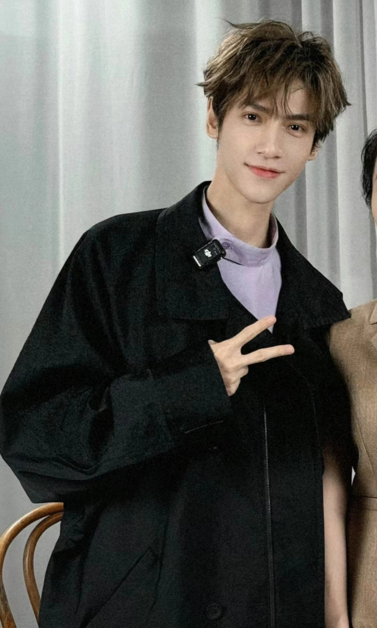 罗云熙最近的行程满满当当,简直就是粉丝们的狂欢节!