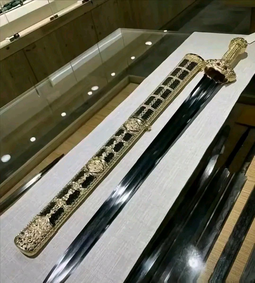 它制作于明朝皇家兵器工坊,是明成祖朱棣于1420年打造并赠予西藏一位