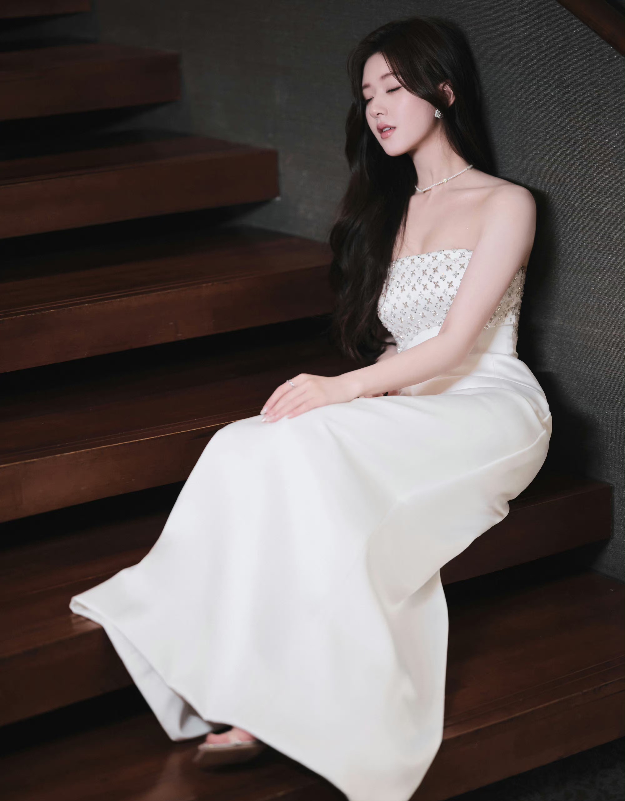 赵露思,白色带亮钻抹胸裙,清新可爱!