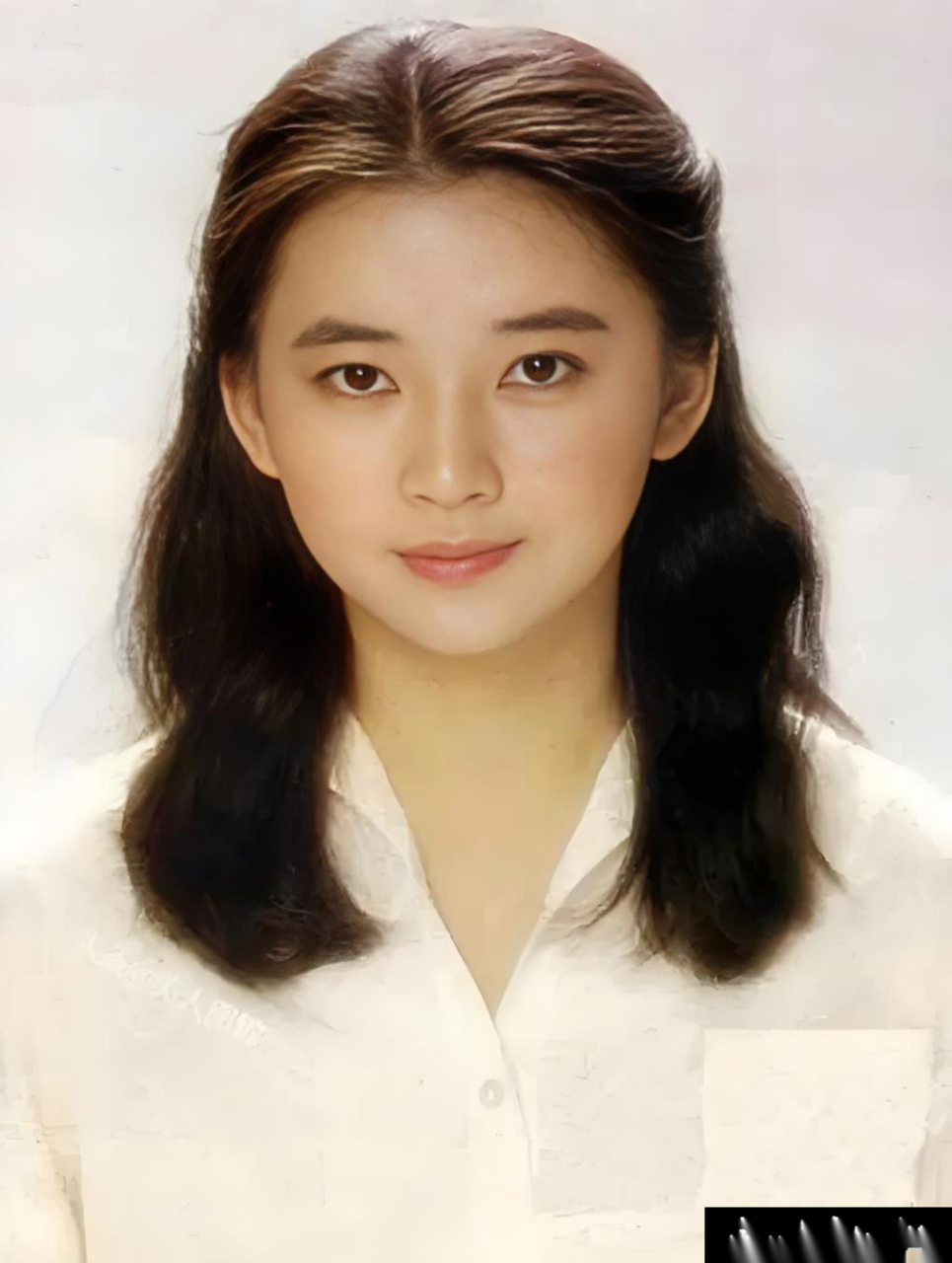 胡慧中23岁女儿何嘉珍,这眉眼像极了妈妈年轻时候,如果身材稍加管理一
