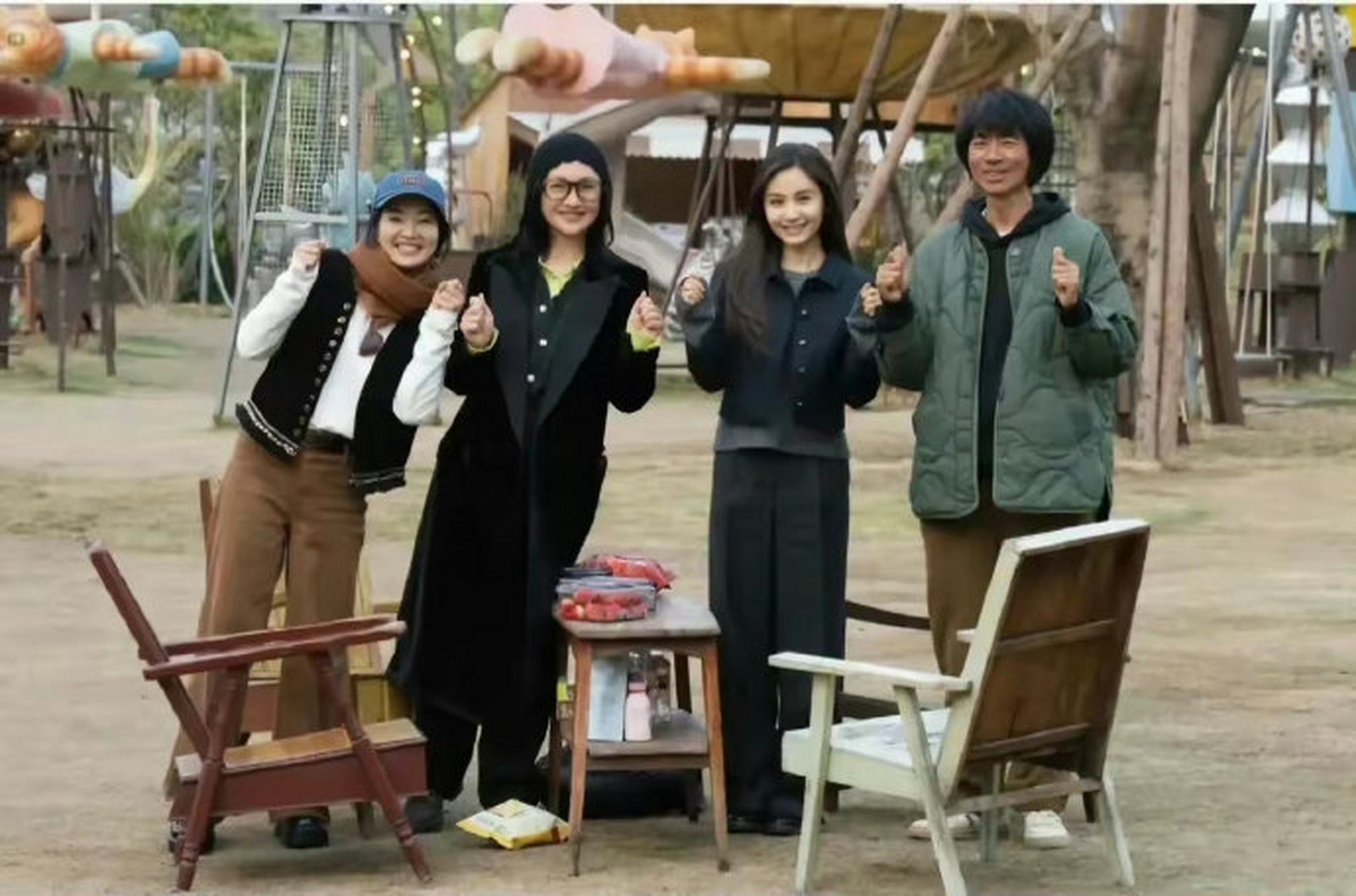 王子文虽矮,但皮肤白五官精致,和高她一些的周迅同框,依旧美丽动人