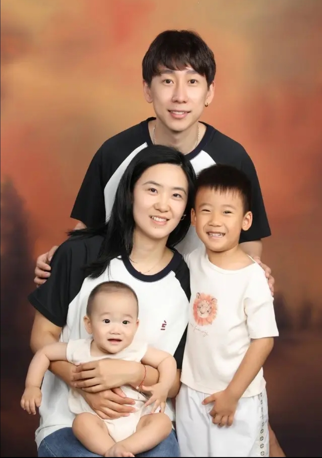 中国世界冠军夫妇晒一家四口全家福,两个儿子呆萌可
