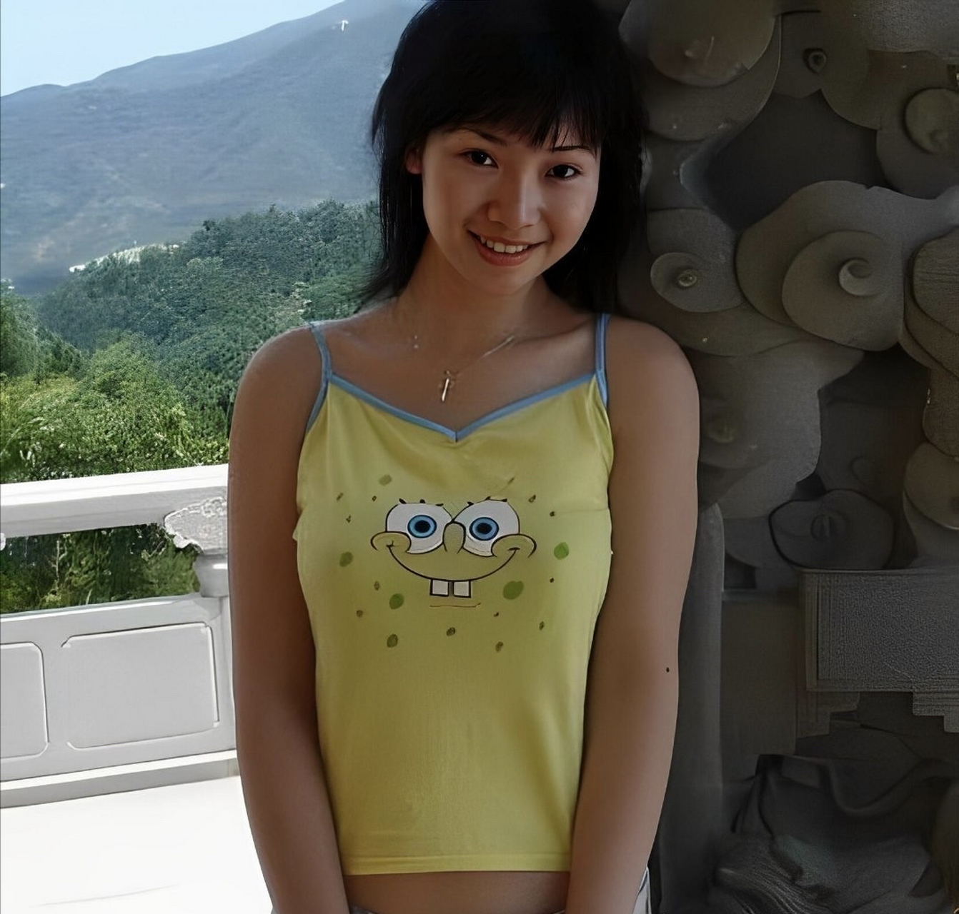 柳岩年轻时五官也很好看.